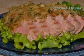 Жареный тунец с луковым гарниром