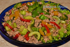 Жареный фарш с перцами и огурцами