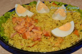 Жареный рис карри с копчёной рыбой и яйцами