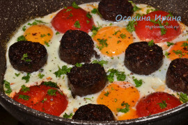 Яичница с кровяной колбасой