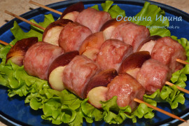 Шашлычки из колбасок с персиками