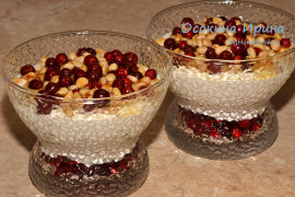 Творожный крем с брусникой и кедровыми орешками