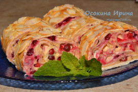 Запечённый рулет из лаваша с брусникой