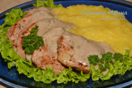 Жареная свинина с грибным соусом