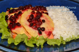 Запечённая форель с яблоками и брусникой