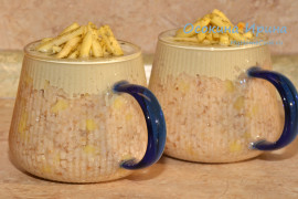 Овсянка с яблоками и йогуртовым соусом