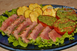 Жареный тунец с картофелем и помидорами