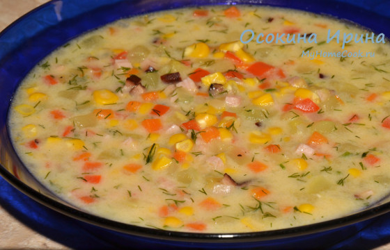 Сырный суп с копчёным мясом и кукурузой