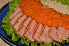 Жареный тунец с соусом 