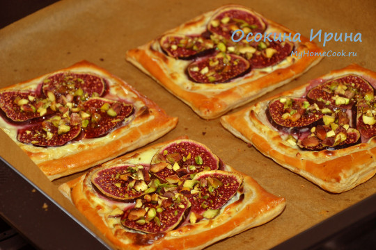 Слойки с инжиром и фисташками