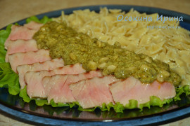 Жареный тунец с соусом 