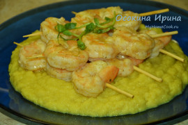Жареные креветки с пюре из цветной капусты
