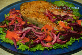 Жареная форель с салатом в китайском стиле