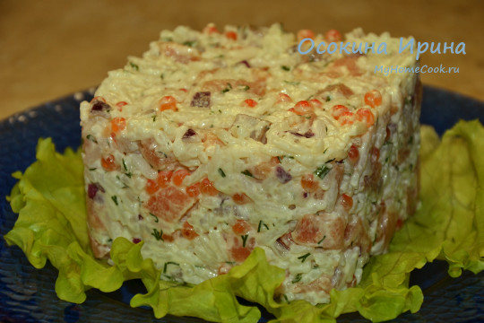Рисовый салат с рыбой и икрой