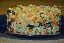 Салат с перловкой, креветками и икрой