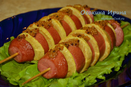 Шашлычки из сарделек с яблоками