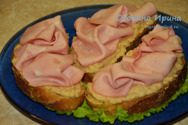 Кростини с фасолью и колбасой