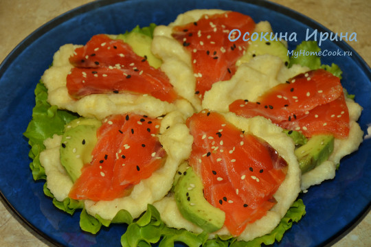 Рисовые вафли с форелью и авокадо