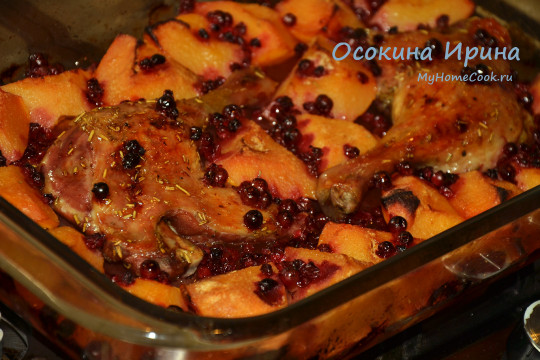 Запечённые утиные окорочка с айвой и брусникой
