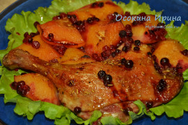 Запечённые утиные окорочка с айвой и брусникой