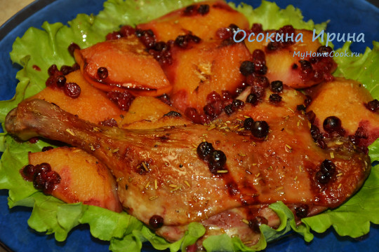 Запечённые утиные окорочка с айвой и брусникой
