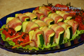 Шашлычки из цуккини в беконе