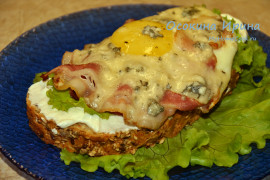 Бутерброды с беконом и яйцом