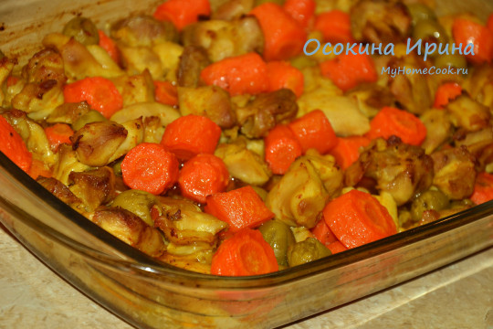 Запечённая курица с морковкой и оливками