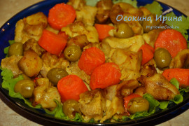 Запечённая курица с морковкой и оливками