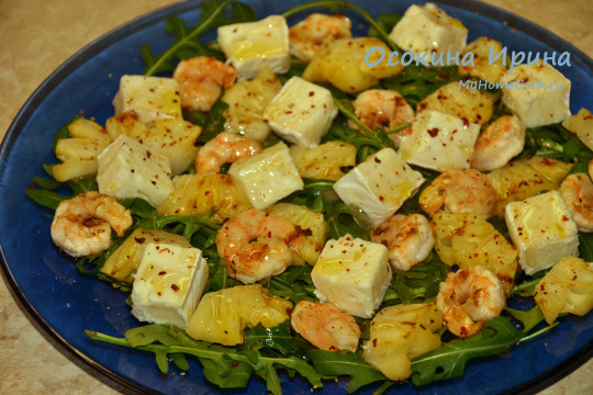 Салат с жареными креветками и ананасом