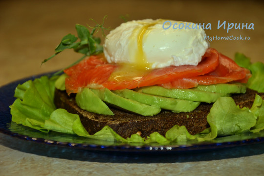 Бородинские бутерброды с форелью и яйцами пашот