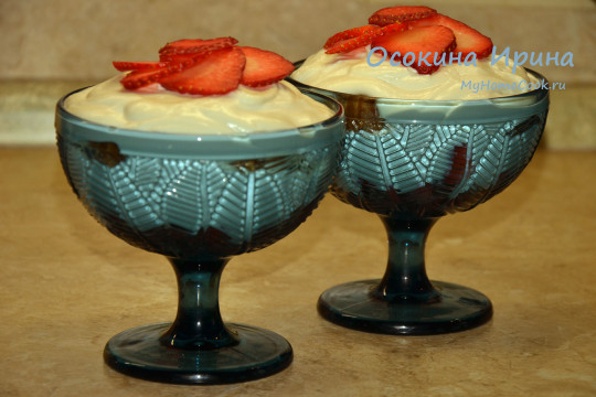 Творожный десерт с профитролями и клубникой