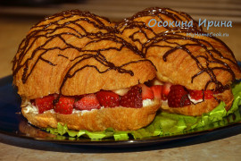 Сэндвич-круассаны с клубникой и бананом