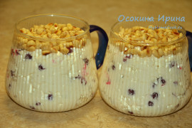 Творог с брусникой и орехами