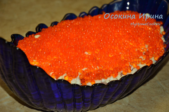 Салат с горбушей горячего копчения и икрой