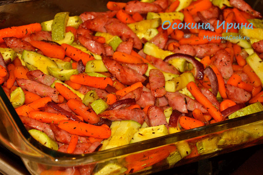 Запечённые овощи с колбасками