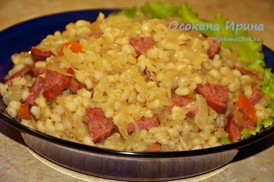 Перловка с колбасками и квашеной капустой