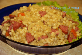 Перловка с колбасками и квашеной капустой