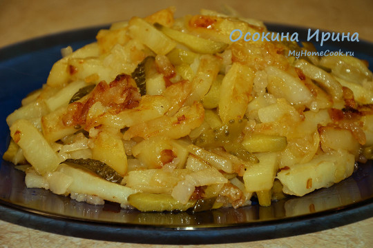 Жареная картошка с салом и маринованными огурцами