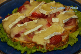 Горячие бутерброды с прошутто, клубникой и 