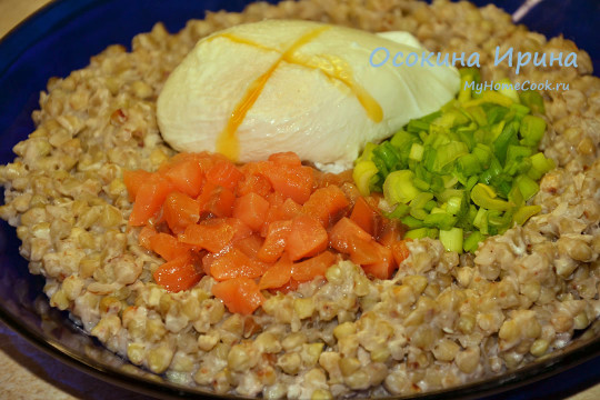 Боул с зелёной гречкой и яйцом пашот