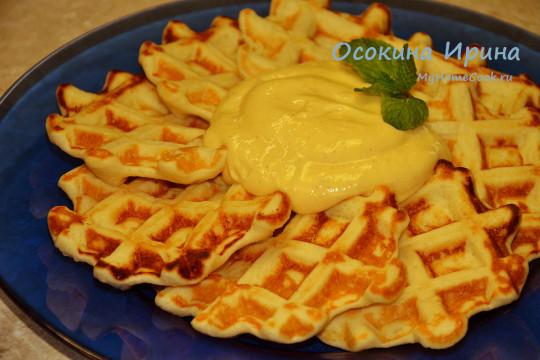 Творожные вафли с хурмовым соусом