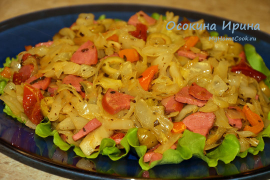 Капуста с сардельками в средиземноморском стиле