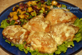 Куриные бёдрышки с салатом из фасоли и манго