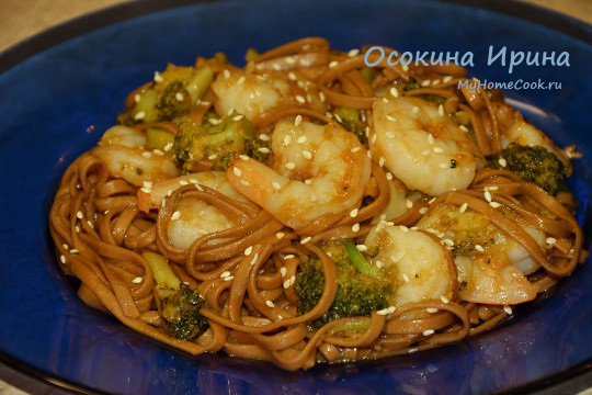 Пад тай с креветками и гречневой лапшой