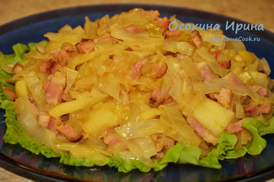 Тушеная капуста с яблоками и свиной грудинкой