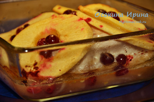 Запечённая форель с яблоком и клюквой