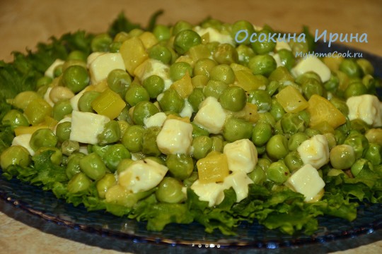 Тёплый салат из горошка с брынзой и кабачком