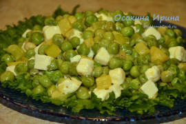 Тёплый салат из горошка с брынзой и кабачком