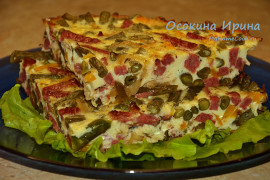 Фасоль с колбасками в омлете